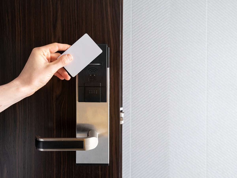 Cách sử dụng khóa điện tử mở bằng thẻ từ