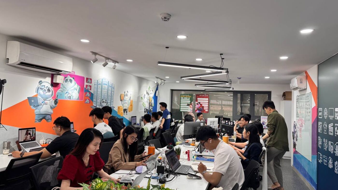 Văn phòng MONA Group rộng rãi, đông kín thành viên đang làm việc