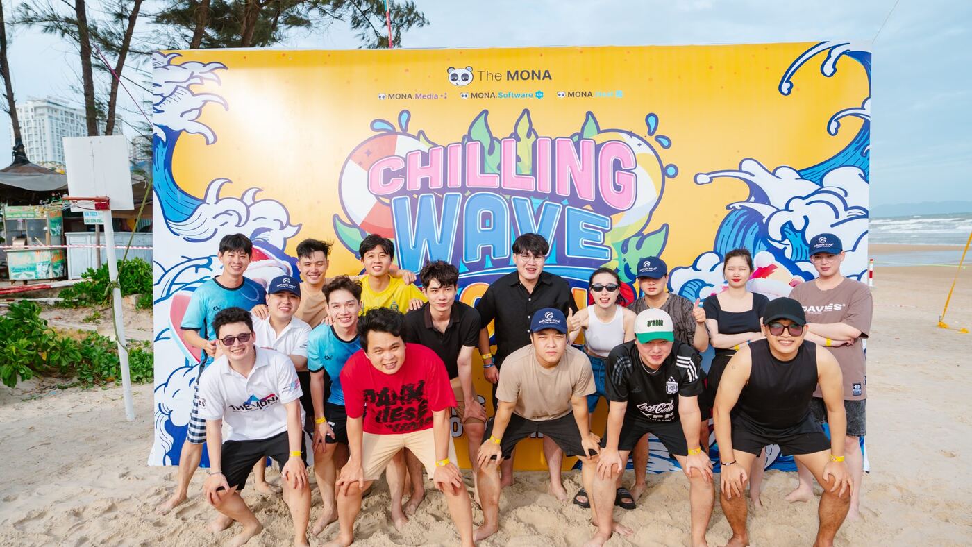 Đội ngũ MONA chụp ảnh trên bãi biển chuyến nghỉ dưỡng Chilling Wave